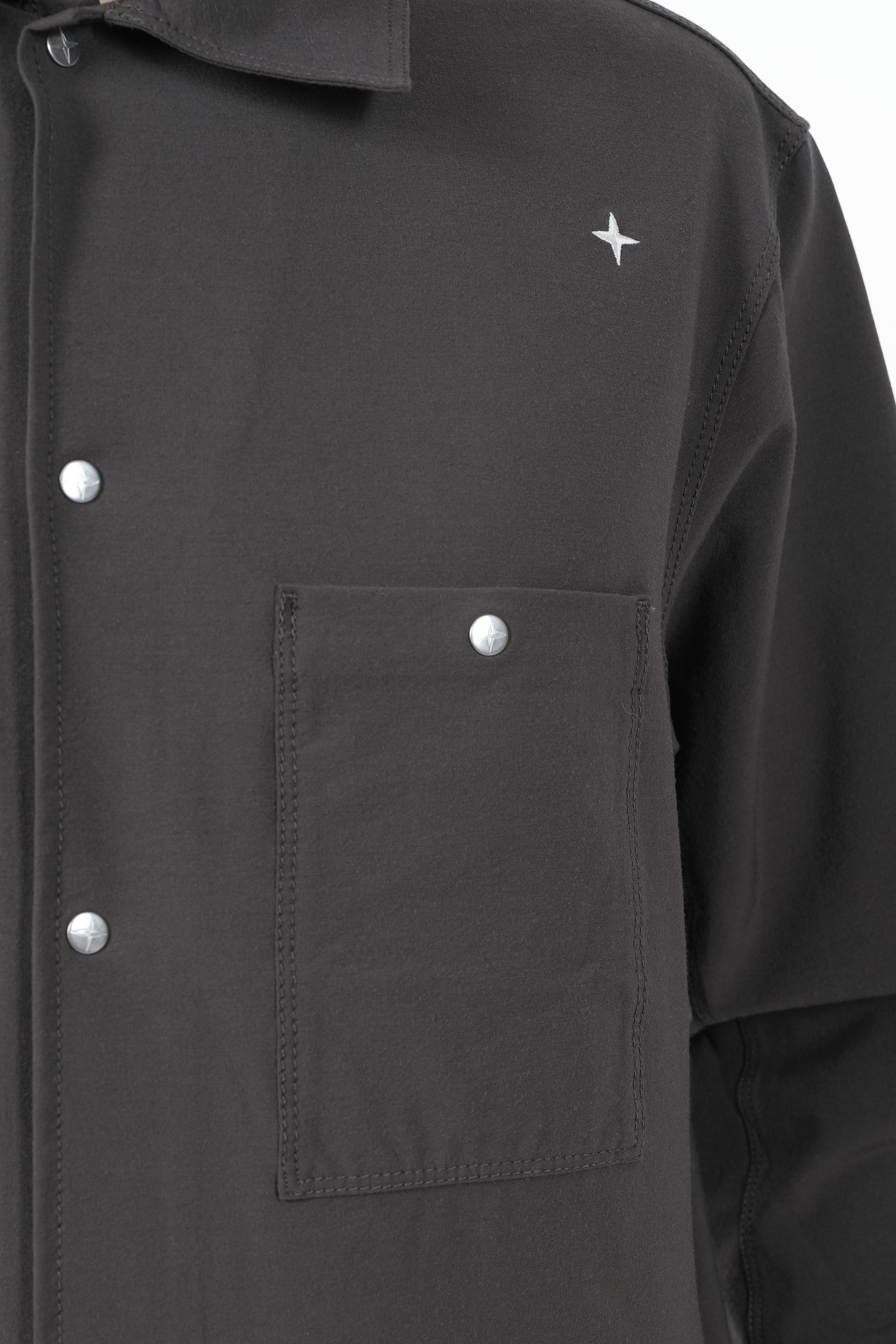SURCHEMISE STONE ISLAND STELLINA AVEC POCHE ANTHRACITE 8115105G6-V0062