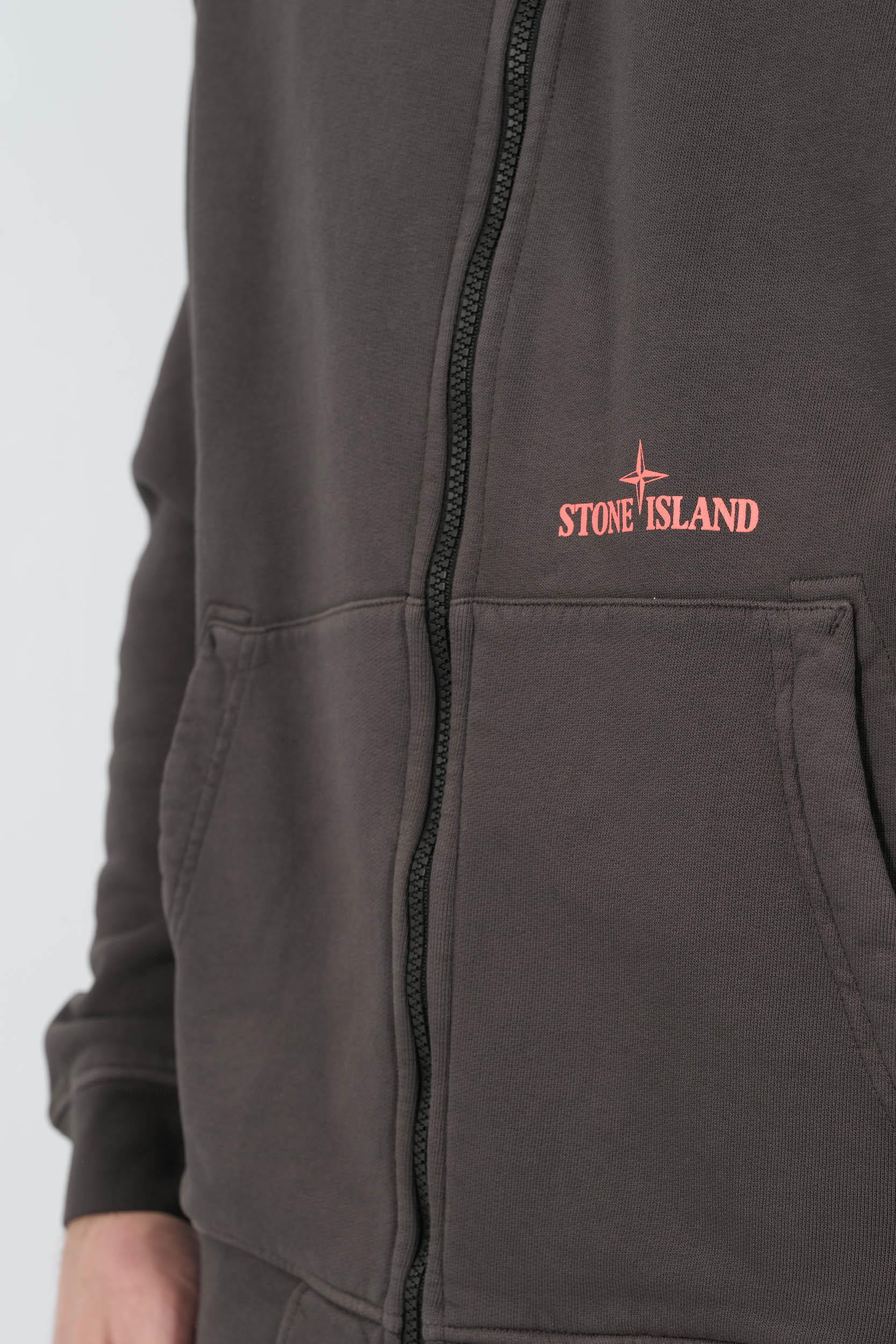 SWEAT STONE ISLAND ZIPPE A CAPUCHE AVEC LOGO GRIS S156138S90-V0065
