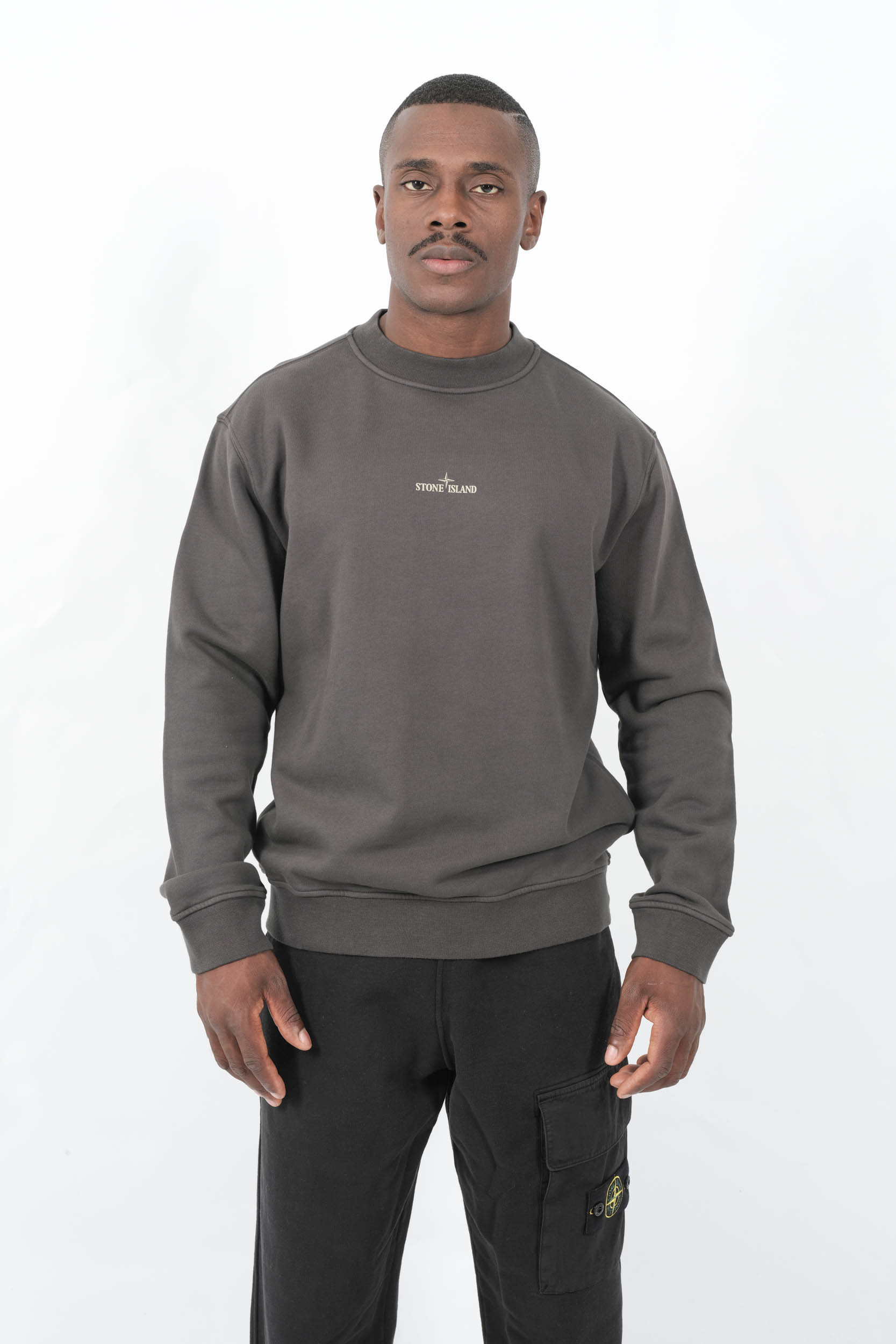  Image du produit SWEAT STONE ISLAND OVERSIZE GRIS PLOMB AVEC IMPRIME DANS LE DOS 6100018-V0062 - 4