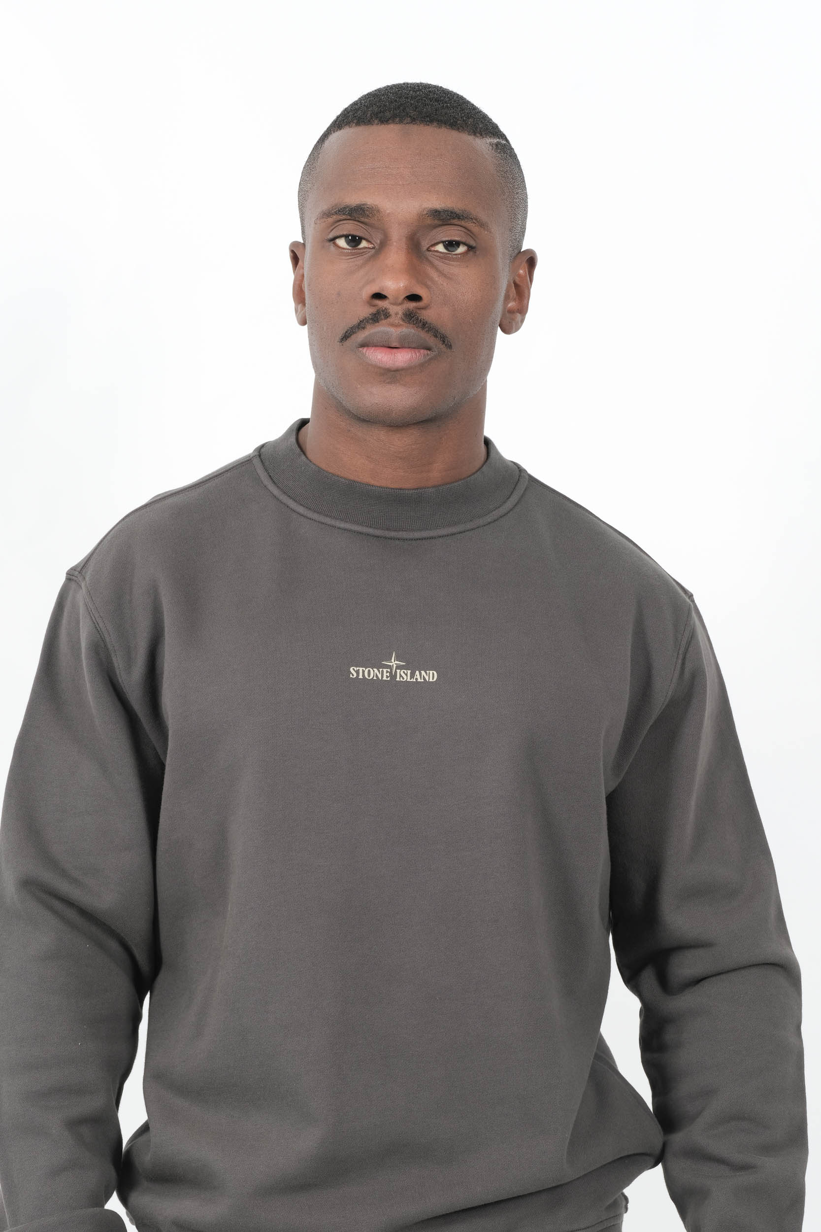  Image du produit SWEAT STONE ISLAND OVERSIZE GRIS PLOMB AVEC IMPRIME DANS LE DOS 6100018-V0062 - 5