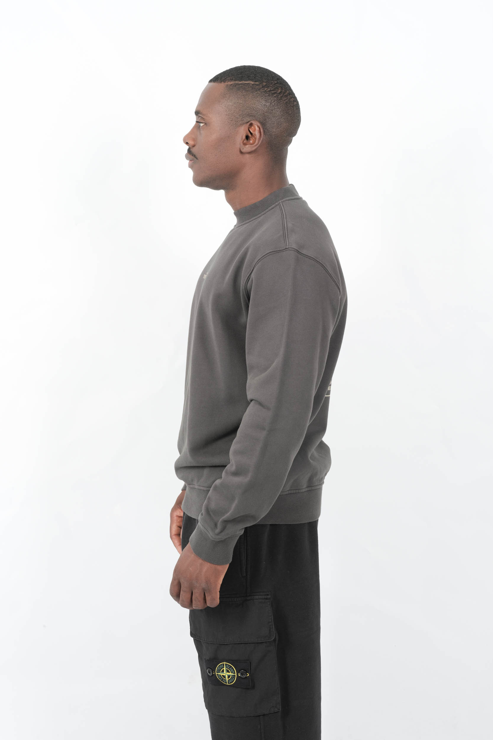  Image du produit SWEAT STONE ISLAND OVERSIZE GRIS PLOMB AVEC IMPRIME DANS LE DOS 6100018-V0062 - 6