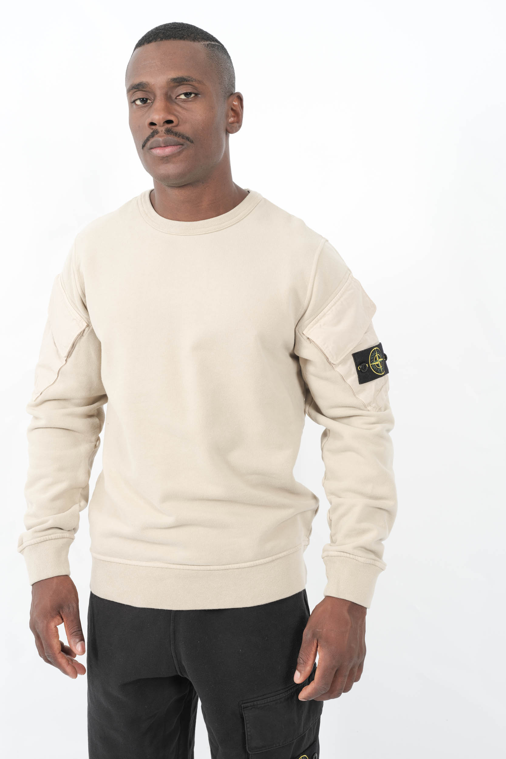 SWEAT STONE ISLAND BEIGE AVEC POCHES SUR LES MANCHES 6100008-V009A