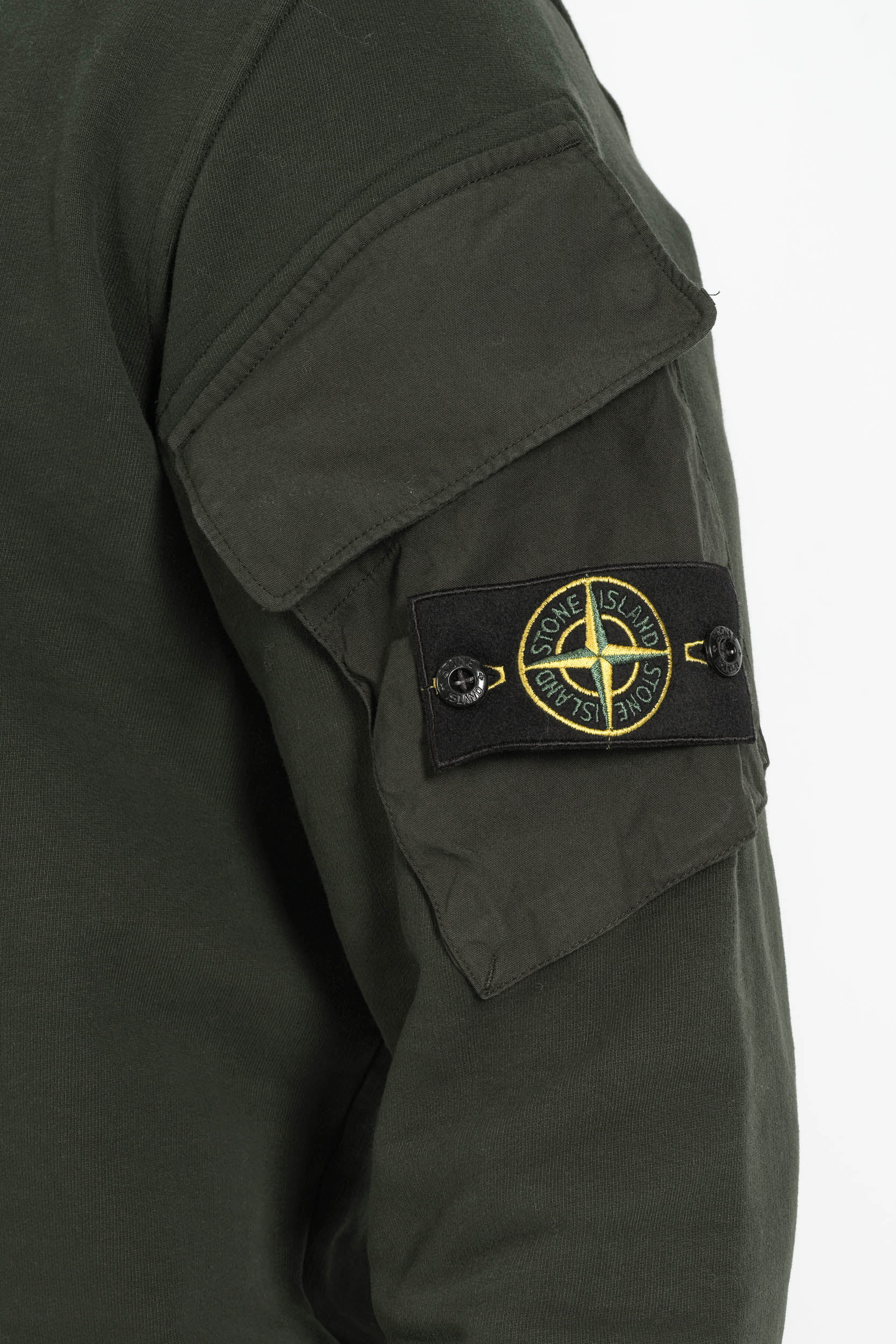 SWEAT STONE ISLAND VERT AVEC POCHES SUR LES MANCHES 6100008-V009A