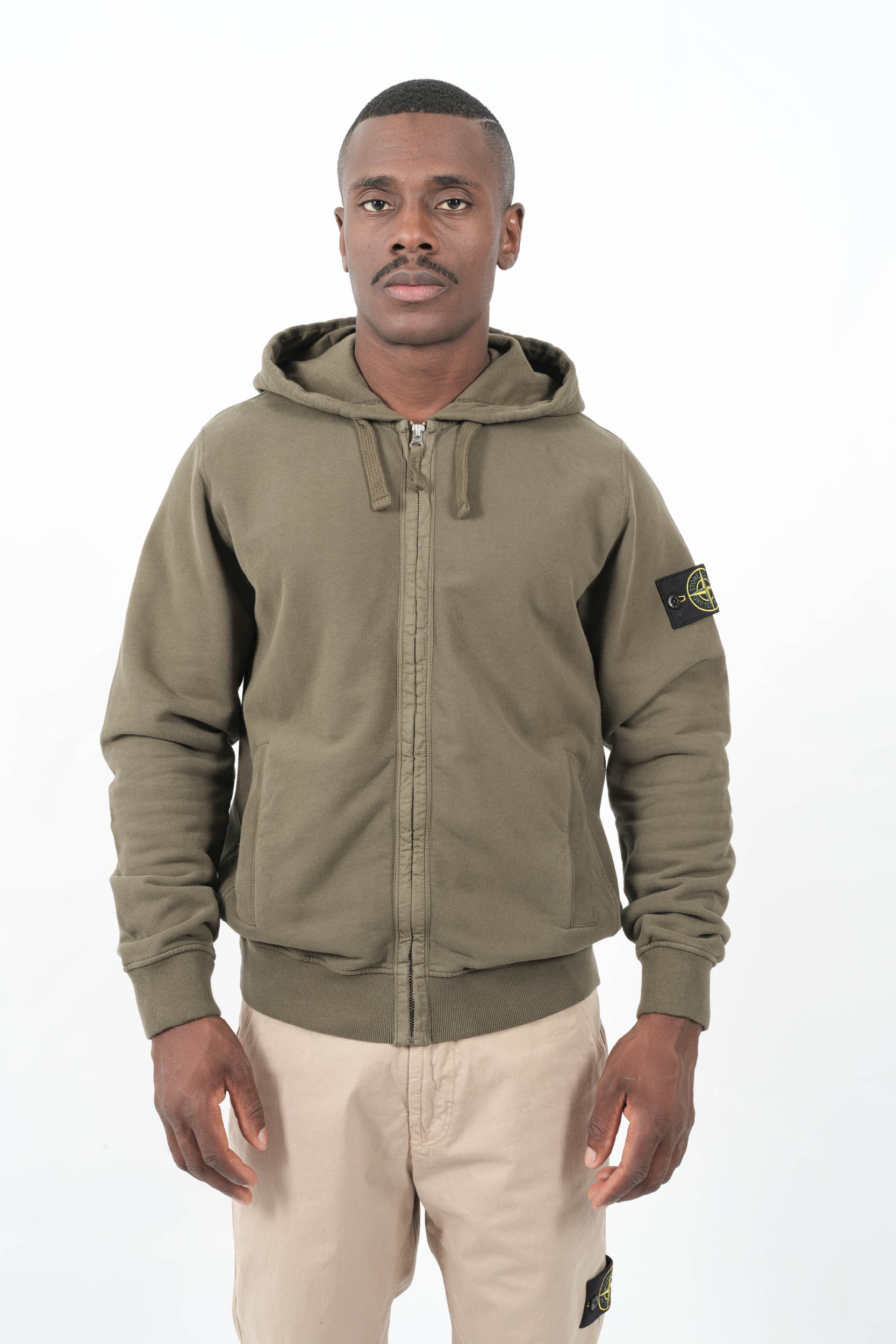 SWEAT STONE ISLAND ZIPPE AVEC CAPUCHE KAKI 6100067-V0054