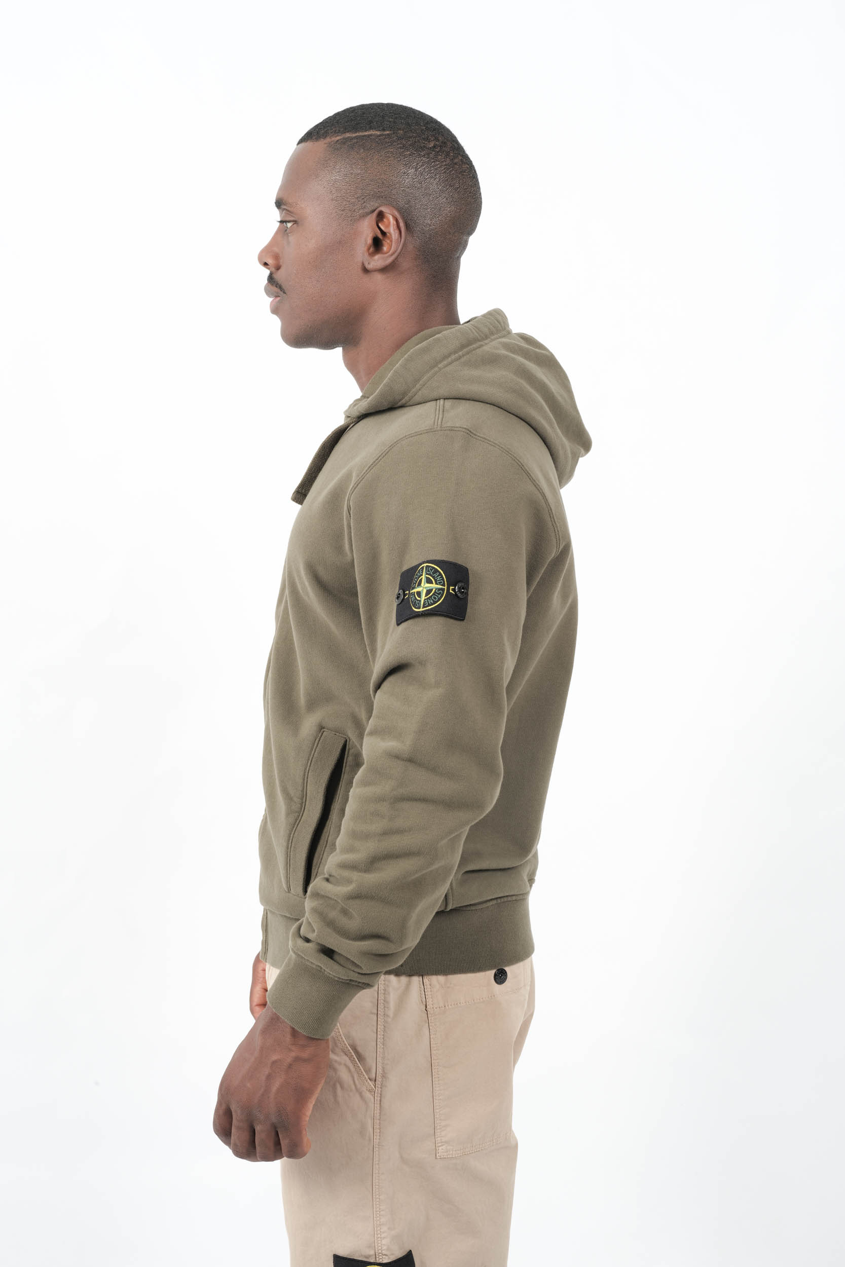 SWEAT STONE ISLAND ZIPPE AVEC CAPUCHE KAKI 6100067-V0054