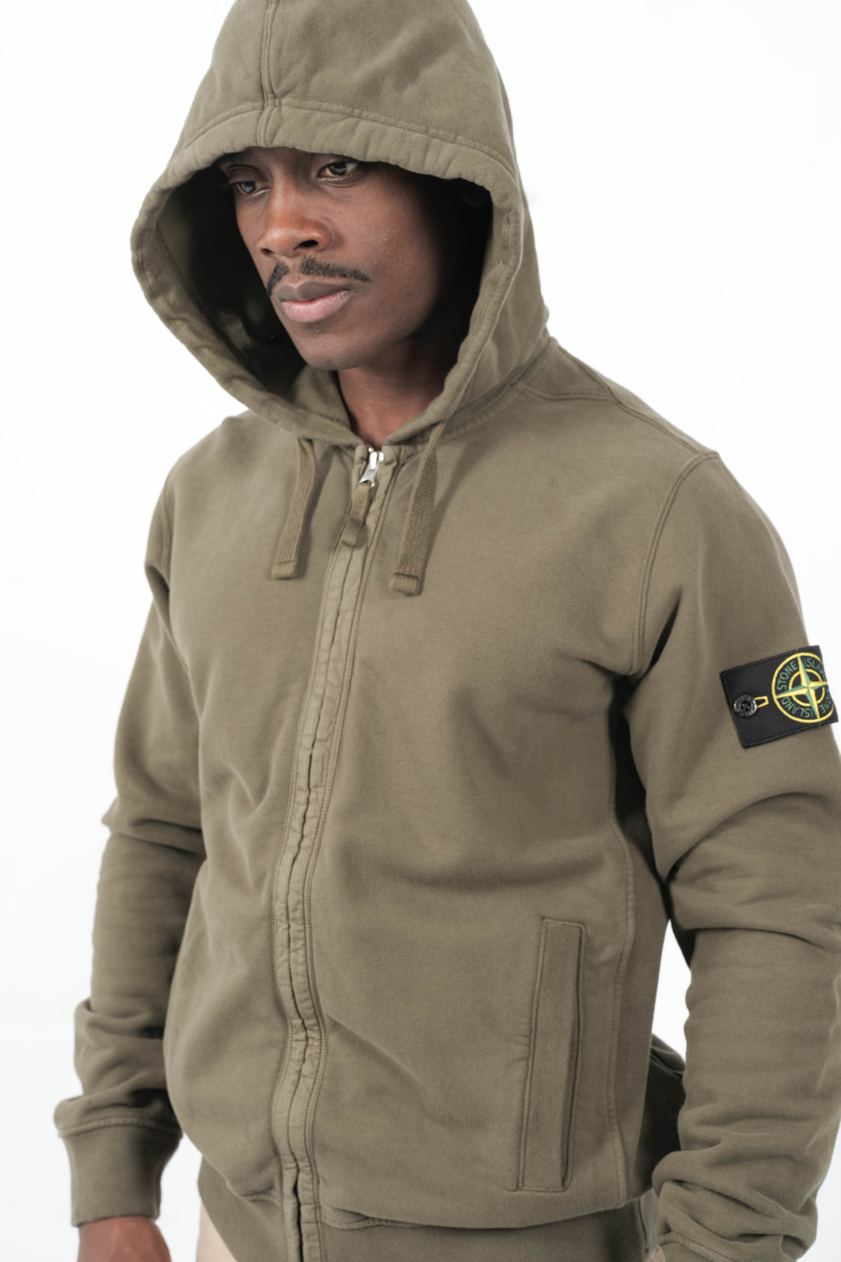 SWEAT STONE ISLAND ZIPPE AVEC CAPUCHE KAKI 6100067-V0054