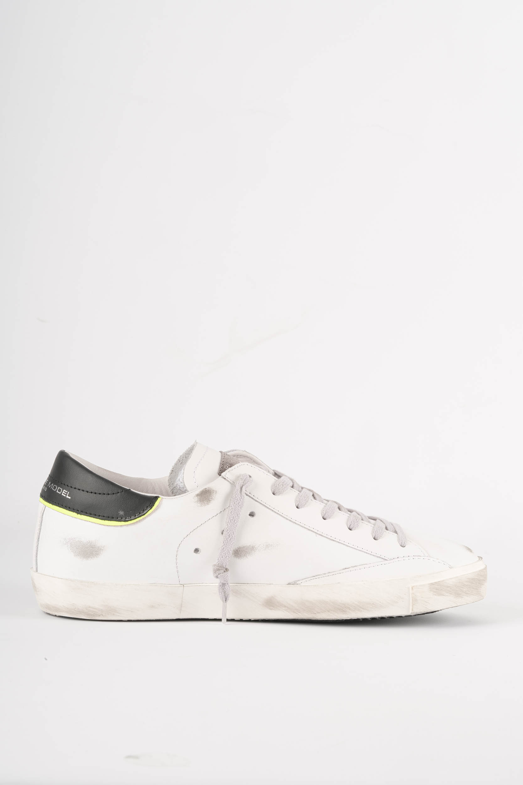 PHILIPPE MODEL PARIS BASKET BASSE NOIR ET BLANC LISERET JAUNE FLUO PRLU-VV09