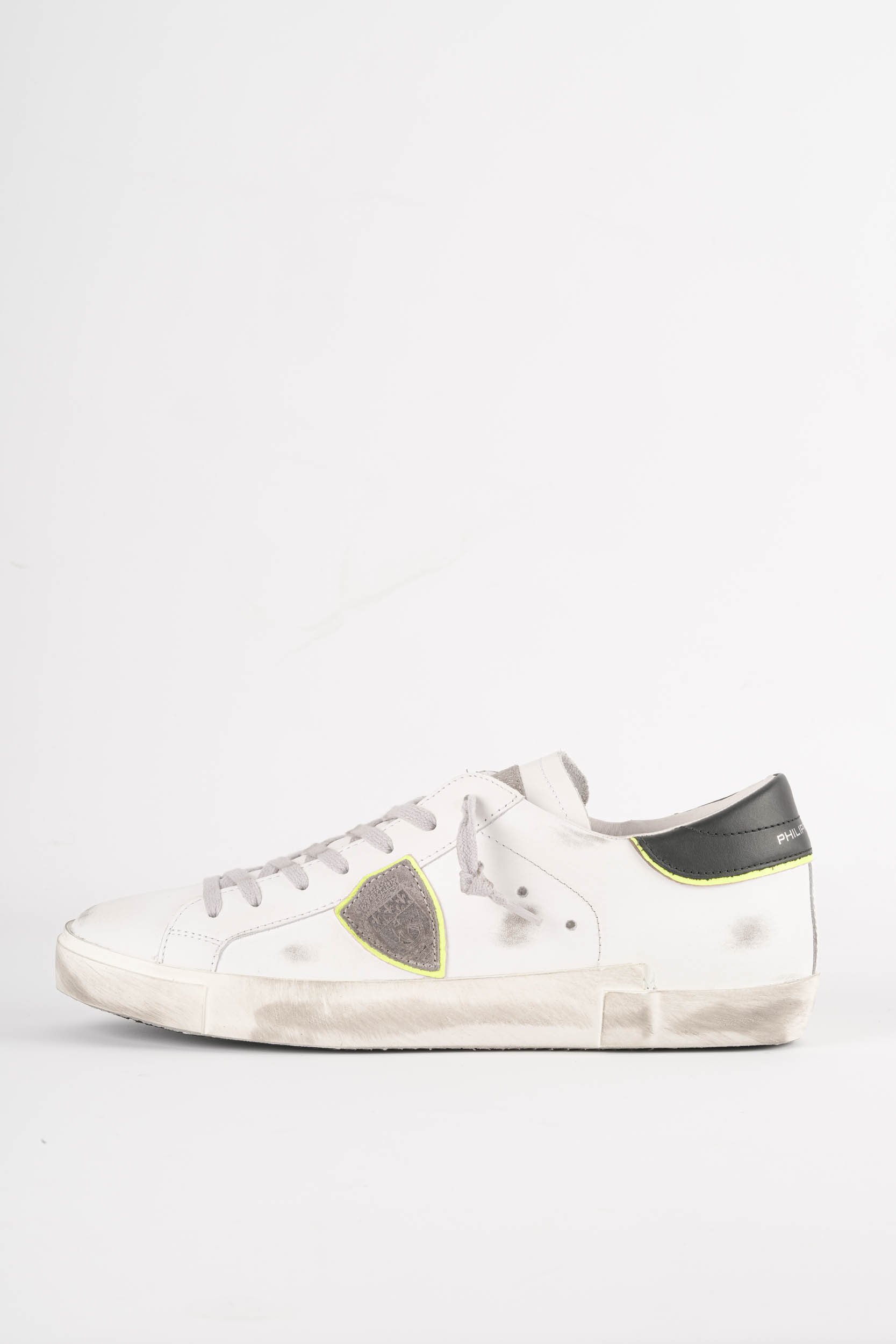 PHILIPPE MODEL PARIS BASKET BASSE NOIR ET BLANC LISERET JAUNE FLUO PRLU-VV09