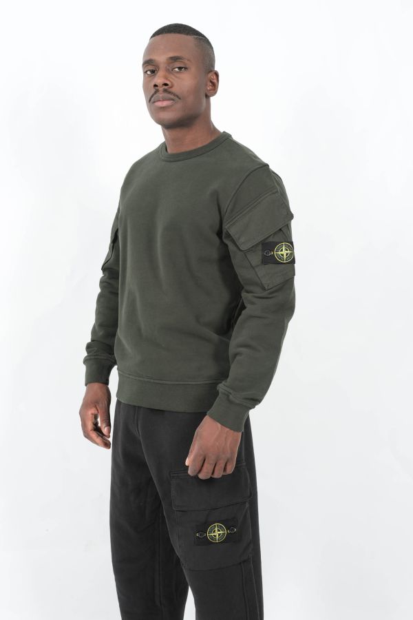 Produit SWEAT STONE ISLAND VERT AVEC POCHES SUR LES MANCHES 6100008-V009A