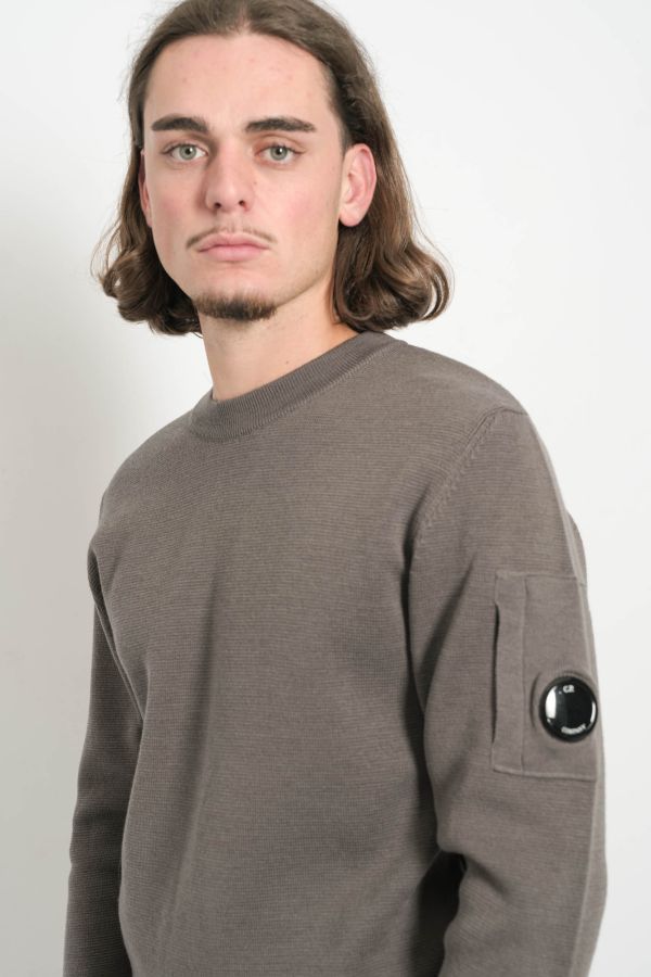 Produit PULL CP COMPANY COL ROND GRIS N200A-921