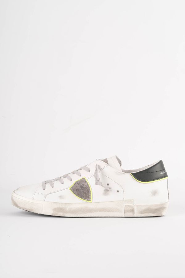 Produit PHILIPPE MODEL PARIS BASKET BASSE NOIR ET BLANC LISERET JAUNE FLUO PRLU-VV09